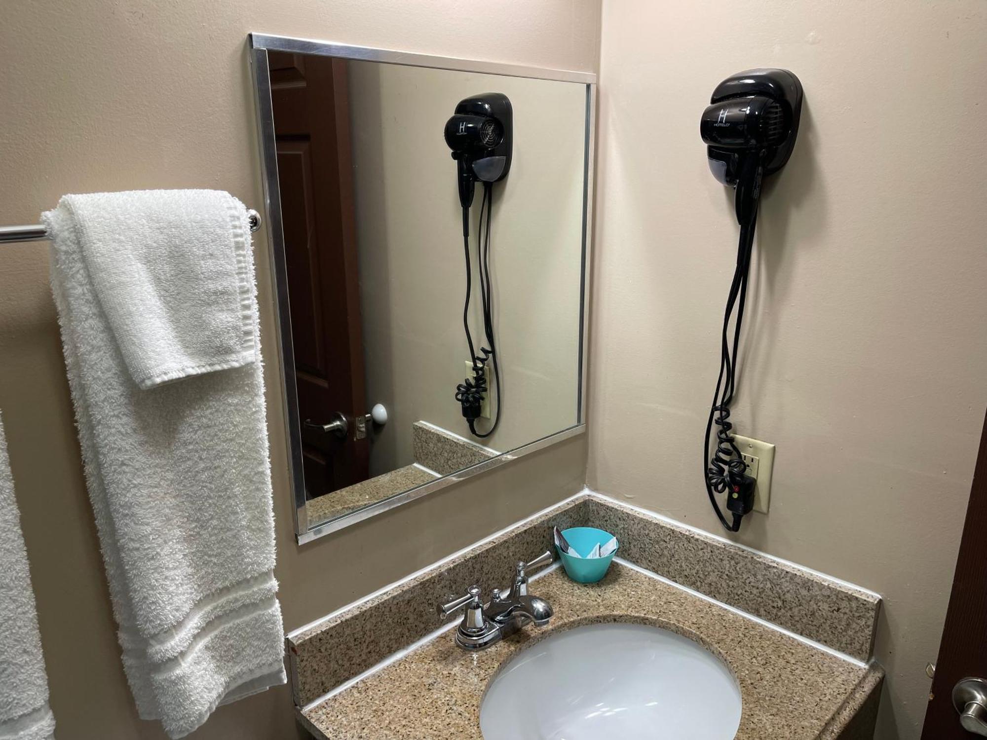 Economy Inn & Suites アシュタビューラ エクステリア 写真