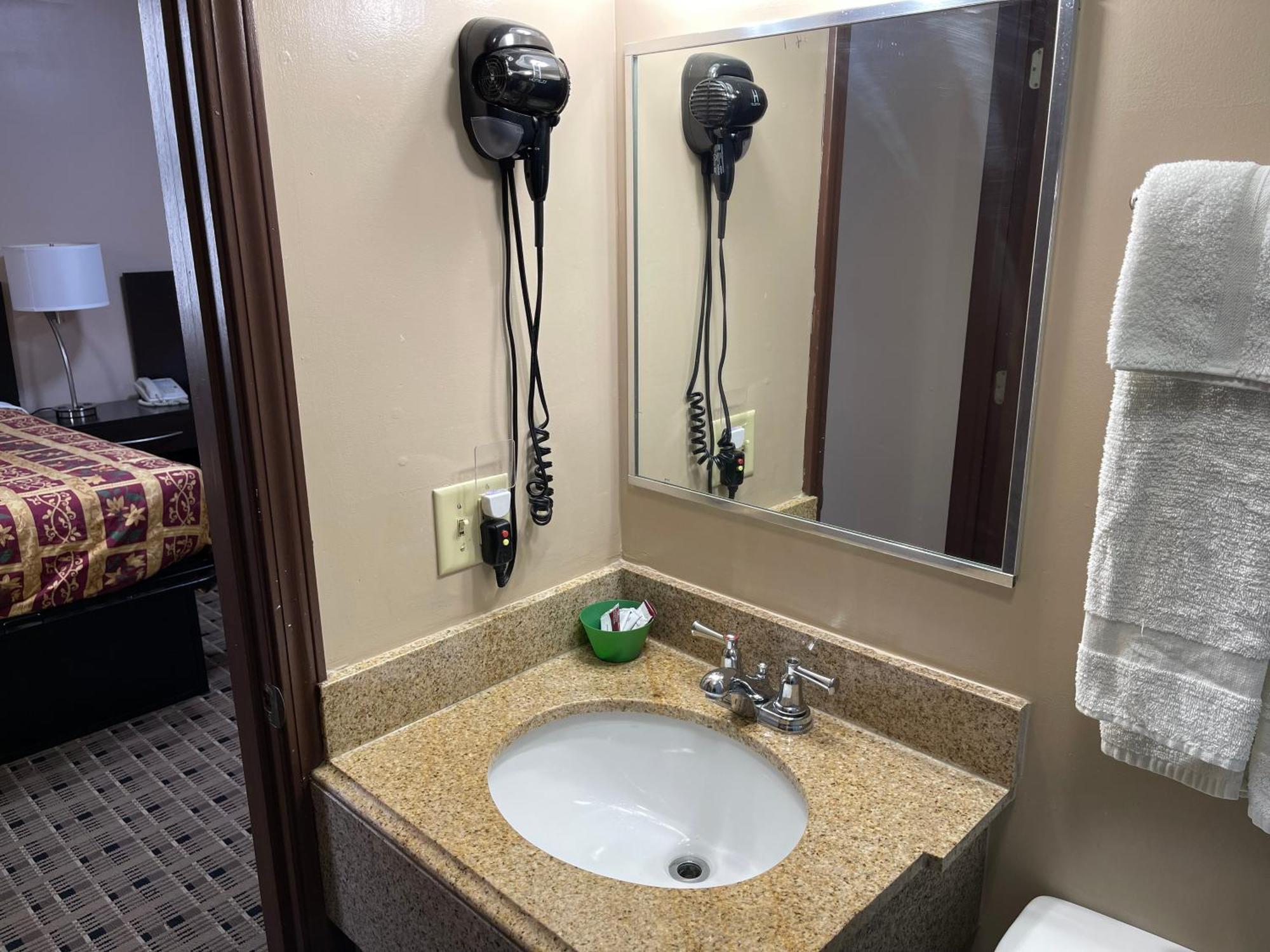 Economy Inn & Suites アシュタビューラ エクステリア 写真