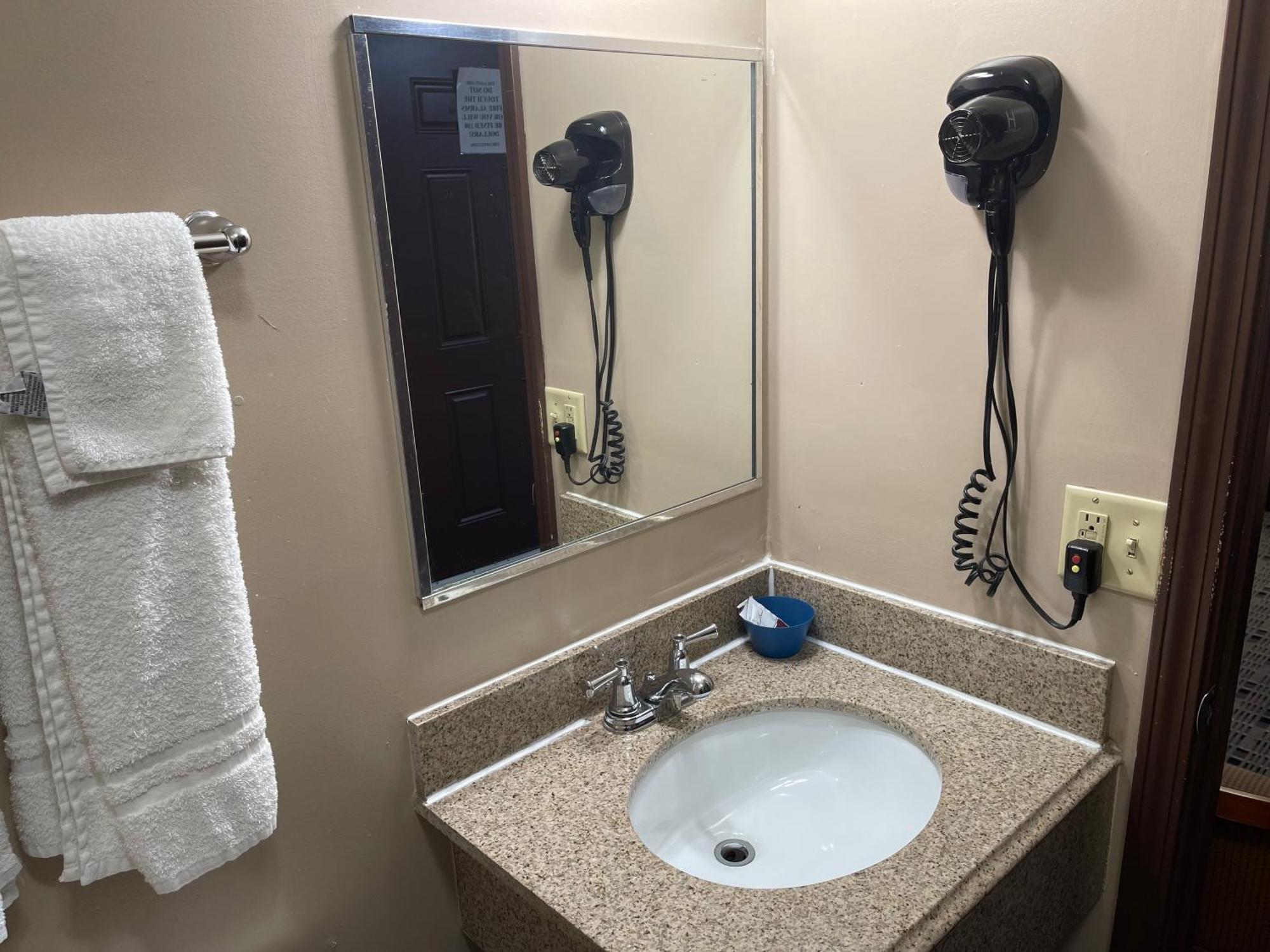 Economy Inn & Suites アシュタビューラ エクステリア 写真